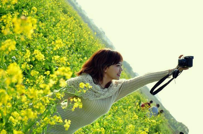 Trong chiếc áo len dáng dài, teen xinh tươi tự post cho mình những bức hình độc đáo. Trong chiếc áo len dáng dài, teen xinh tươi tự post cho mình những bức hình độc đáo.