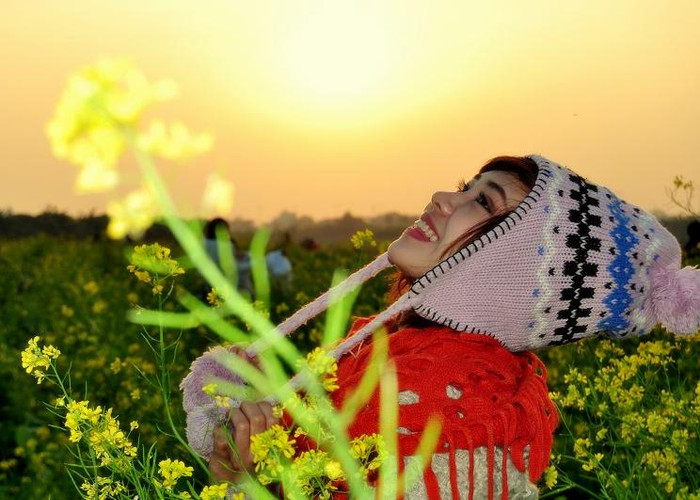 Khoác lên mình chiếc khăn ấm màu đỏ, teen tinh nghịch đùa giỡn với hoa cải trong ánh nắng hôn hoàng. Khoác lên mình chiếc khăn ấm màu đỏ, teen tinh nghịch đùa giỡn với hoa cải trong ánh nắng hôn hoàng.