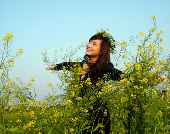 Giữa mênh mông sắc vàng hoa cải, teen biến hình thành nàng công chúa xinh tươi và đáng yêu. Giữa mênh mông sắc vàng hoa cải, teen biến hình thành nàng công chúa xinh tươi và đáng yêu.