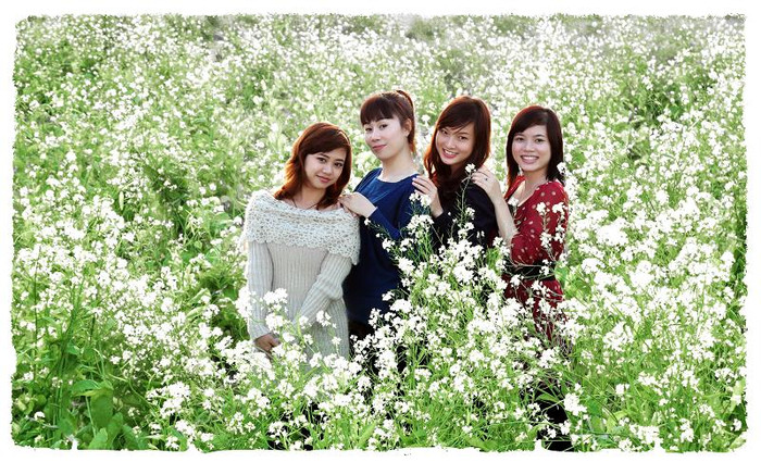 Giữa vườn cải trắng tinh khôi, teen "trở mình" thành những cô nàng dịu dàng, thanh khiết. Giữa vườn cải trắng tinh khôi, teen "trở mình" thành những cô nàng dịu dàng, thanh khiết.