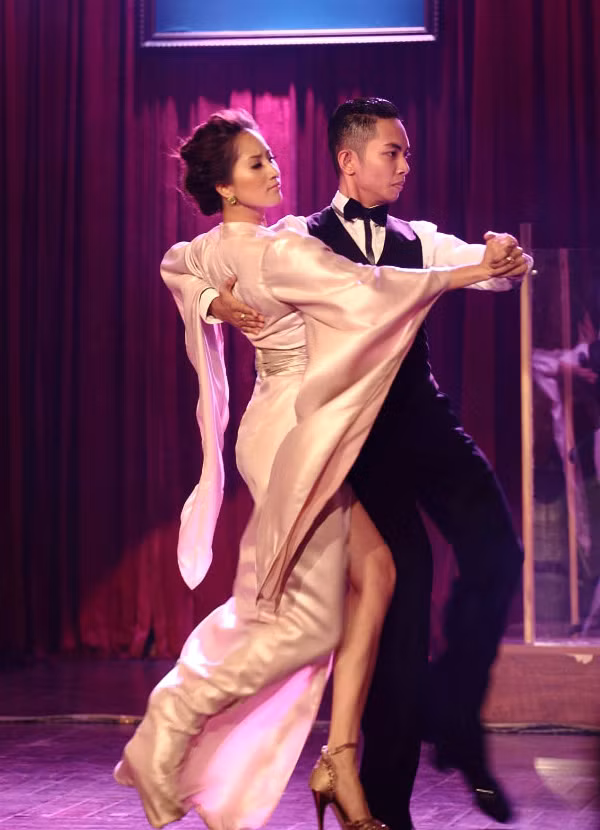 Cặp đôi lướt trên sân khấu rất nhẹ nhàng, tình tứ.