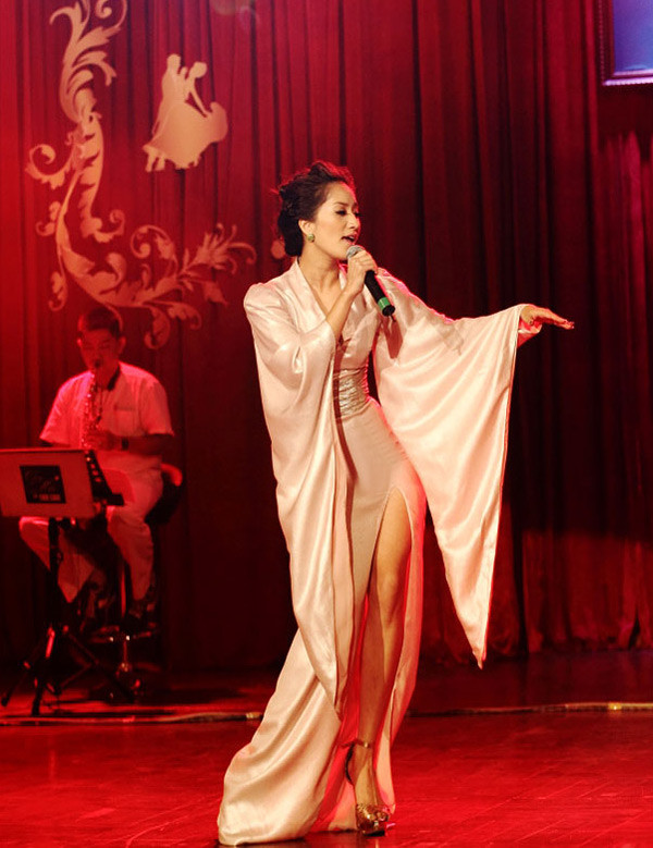 Trước đêm diễn, cô rất lo lắng vì hát live một ca khúc nổi tiếng của Phạm Duy trước đông đảo khán giả. Tuy vậy, những tràng vỗ tay hưởng ứng đã khiến cô hạnh phúc. Trước đêm diễn, cô rất lo lắng vì hát live một ca khúc nổi tiếng của Phạm Duy trước đông đảo khán giả. Tuy vậy, những tràng vỗ tay hưởng ứng đã khiến cô hạnh phúc.