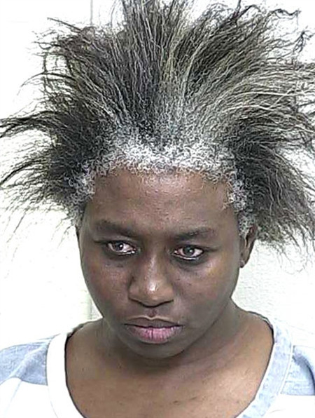 Người ta có câu: Không có người phụ nữ xấu/ Chỉ có người phụ nữ không biết làm đẹp. Tuy nhiên với người phụ nữ này, nhan sắc kém đã đành lại còn "cố tình" tạo kiểu tóc xù dựng ngược khiến cô càng xấu xí đủ bề. Người ta có câu: Không có người phụ nữ xấu/ Chỉ có người phụ nữ không biết làm đẹp. Tuy nhiên với người phụ nữ này, nhan sắc kém đã đành lại còn "cố tình" tạo kiểu tóc xù dựng ngược khiến cô càng xấu xí đủ bề.