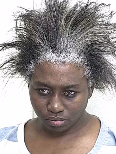 Người ta có câu: Không có người phụ nữ xấu/ Chỉ có người phụ nữ không biết làm đẹp. Tuy nhiên với người phụ nữ này, nhan sắc kém đã đành lại còn "cố tình" tạo kiểu tóc xù dựng ngược khiến cô càng xấu xí đủ bề.