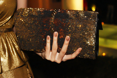 Những món phụ kiện bằng chắt liệu sequins, kim sa lấp lánh đang được ưa chuộng nhất trong mùa thời trang Thu Đông 2011. Những món phụ kiện bằng chắt liệu sequins, kim sa lấp lánh đang được ưa chuộng nhất trong mùa thời trang Thu Đông 2011.