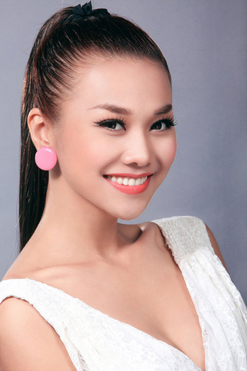 Tóc đuôi ngựa thẳng mượt khoe trọn đường nét đẹp trên khuôn mặt Thanh Hằng. Tóc đuôi ngựa thẳng mượt khoe trọn đường nét đẹp trên khuôn mặt Thanh Hằng.