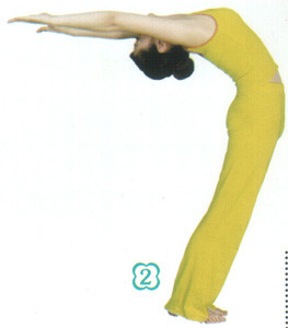 2. Hít thở, hai tay hướng vế phía sau, kéo theo nửa thân trên hướng về phía sau, thẳng tay thẳng chân.