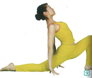 9. Hít thở, ngẩng đầu, chân trái bước về phía trước, thu hai tay lại, đặt ở phía sau trên mặt đất, đầu gối bên phải hoàn toàn chạm đất, bắp chân phải thẳng.