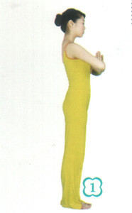 Bài 5: Bái mặt trời bao gồm 12 động tác, mỗi động tác cùng kết hợp với hô hấp một cách hoàn hảo, khiến thân thể đạt được càng nhiều năng lượng. 1. Đầu tiên đứng thẳng trên thảm, hai chân khép lại với nhau, thẳng lưng, hai tay đặt ở trước ngực, lòng bàn tay hướng vào nhau, ngón tay cái chìa ra ở trước ngực.