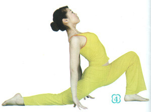 4. Hít thở ngẩng đầu, chân phải bước về phía sau một bước, đầu gối dưới hoàn toàn chạm đất, bắp chân trái đứng thẳng trên mặt đất, hông hạ xuống, hai tay cố gắng đặt ở hai bên sau hông.