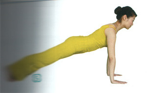 5. Hít thở, rút chân trái về phía sau, cùng chân phải khép lại, hai tay chống trên đất.