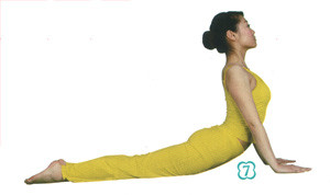 7. Để ngực và bụng tiếp xúc với mặt đất, hai tay dùng sức chống đỡ nửa người trên, hít thở, ngẩng đầu, mắt nhìn về phía trước