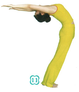 11. Hít thở, ngẩng đầu, ngả người về phía sau, lại hít thở, hai tay duỗi thẳng ra phía sau. Kéo cơ thể đứng dậy, đồng thời hít thở khom lưng về phía sau.