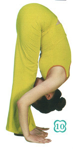 10. Đứng xuống cũng chạm đất, hông hạ xuống, hai tay cố gắng chạm tới đất ở hai bên cơ thể, chú ý, đầu gối trái không cần dùng sức, trọng tâm đặt ở trung tâm hông.