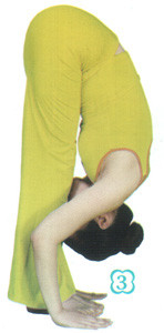 3. Cơ thể từ từ gập lại, chân phải thẳng, hai tay đặt hai bên bàn chân ở trên thảm.