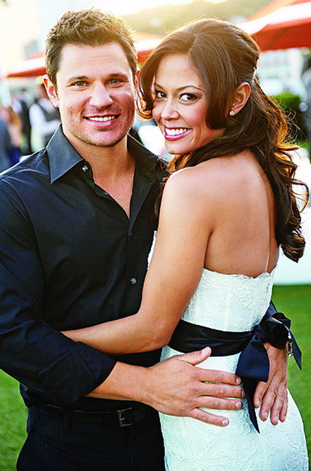 Đám cưới của Vanessa Minnillo và Nick Lachey tổ chức sang trọng mà ấm cúng trên hòn đảo Necker xinh đẹp của nước Anh vào ngày 15/7. Trong đám cưới, cựu hoa hậu tuổi teen Mỹ, Vanessa Minnillo đã diện váy trắng hiệu Monique Lhuillier và chú rể diện vest Dolce & Gabanna. Ngay sau đó, cặp đôi cũng tổ chức bữa tối để chia vui cùng gia đình và những người bạn thân thiết. Khi đó, Minnillo mặc váy trắng và thắt nơ đen bằng satin duyên dáng. Chiếc váy này đứng thứ 2 trong danh sách của Instyle.