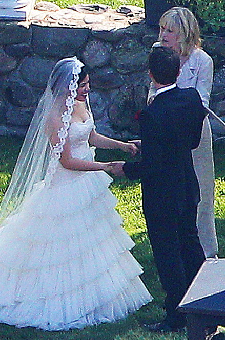 Xếp thứ 5 là chiếc váy trắng mà America Ferrera, nữ diễn viên chính của series truyền hình ăn khách “Ugly Betty” ("Cô gái xấu xí"), mặc khi lên xe hoa cùng bạn trai lâu năm Ryan Piers Williams cuối tháng 6 vừa qua. Chiếc váy này nằm trong bộ sưu tập váy cưới của Amsale, và cô dâu tôn lên vẻ đẹp của nó bằng đôi hoa tai hiệu Fred Leighton.