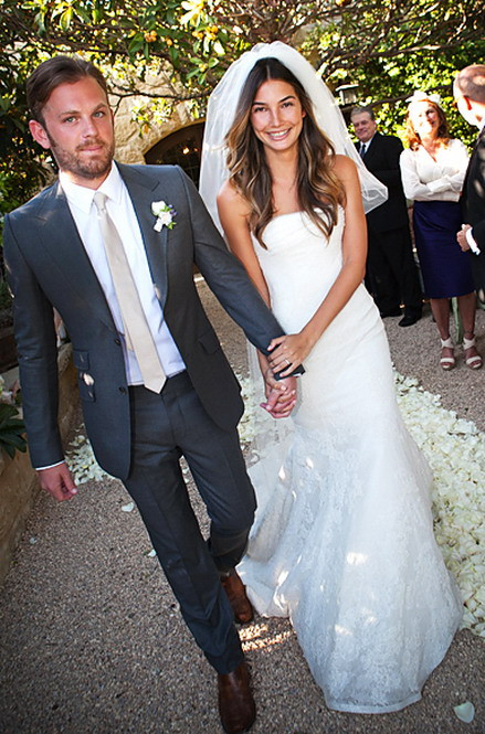 Siêu mẫu Mỹ Lily Aldridge, 26 tuổi lên xe hoa với Caleb Followill, giọng ca chính của nhóm Rock nổi tiếng Kings of Leon, tại Montecito, California. Chiếc váy ren trắng mềm rủ xuống tự nhiên của hiệu Vera Wang khiến Lily Aldridge đẹp như một nàng công chúa trong truyện cổ tích, bên cạnh chú rể diện vest hiệu Gucci. Caleb Followill gọi ngày cưới của mình là “ngày hoàn hảo”.