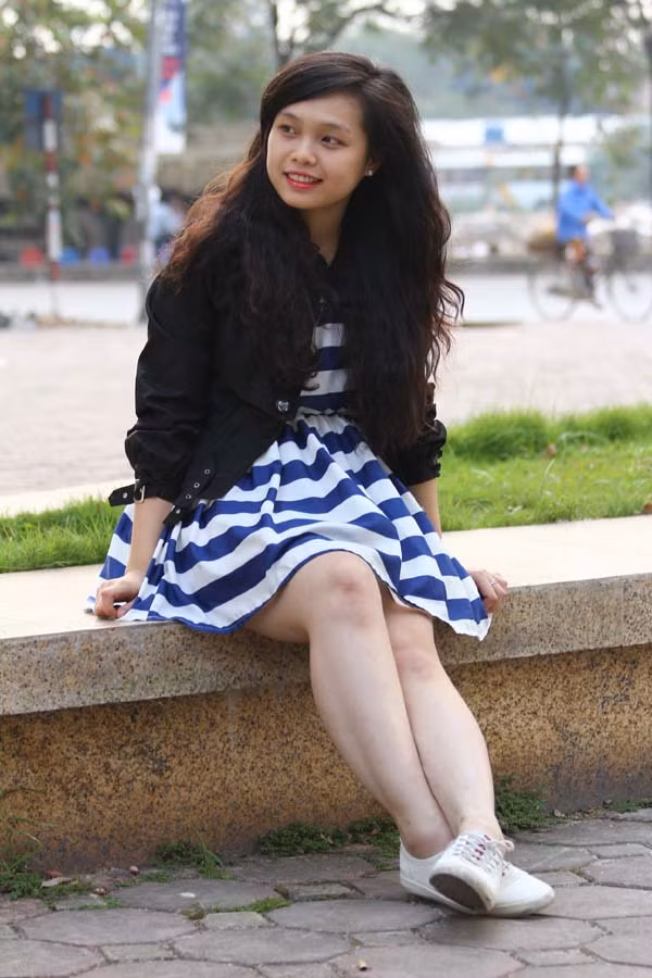 Một chiếc váy sọc trắng xanh cũng thích hợp để dạo phố Noel đấy chứ!