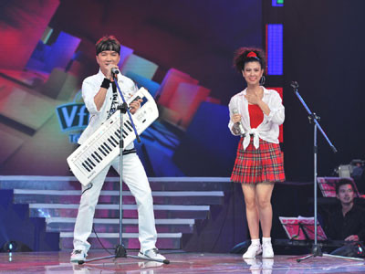 Sử dụng tông màu trắng yêu thích làm màu chủ đạo, Đàm Vĩnh Hưng đã lựa chọn cho mình một bộ cánh trắng điểm xuyết tông màu đen. Với chiếc đàn màu trắng vừa hát vừa nhún nhảy trong điệu nhạc sôi động của ca khúc Touch by touch, khán giả đều nhận thấy sự "lột xác" của hai con người này, và dường như họ đều phải thốt lên vì sự "trẻ hóa" của bà mẹ 2 con và ông hoàng đã ngoài tứ tuần. Sử dụng tông màu trắng yêu thích làm màu chủ đạo, Đàm Vĩnh Hưng đã lựa chọn cho mình một bộ cánh trắng điểm xuyết tông màu đen. Với chiếc đàn màu trắng vừa hát vừa nhún nhảy trong điệu nhạc sôi động của ca khúc Touch by touch, khán giả đều nhận thấy sự "lột xác" của hai con người này, và dường như họ đều phải thốt lên vì sự "trẻ hóa" của bà mẹ 2 con và ông hoàng đã ngoài tứ tuần.