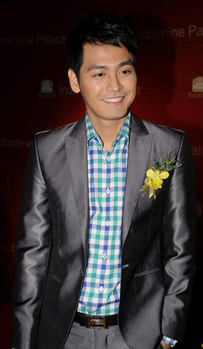 Chiếc áo vest vải hơi bóng làm cho anh chàng hơi già đi nhưng thật thông minh khi chàng biết mix với áo sơ mi kẻ sọc ca rô màu xanh và cài bông hồng vàng trên áo. Trông chàng thật nổi bật! Ảnh: Internet. Chiếc áo vest vải hơi bóng làm cho anh chàng hơi già đi nhưng thật thông minh khi chàng biết mix với áo sơ mi kẻ sọc ca rô màu xanh và cài bông hồng vàng trên áo. Trông chàng thật nổi bật! Ảnh: Internet.