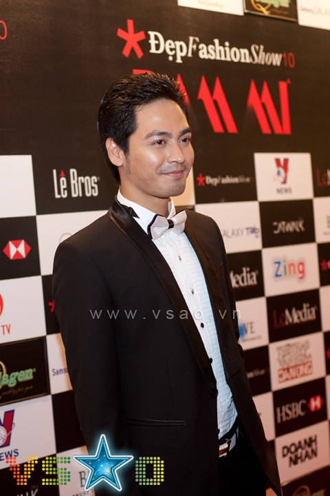 Trong chiếc áo sơ mi sọc trắng và cà vạt thắt nơ, MC Phan Anh trở về với hình ảnh người đàn ông cổ điển cùng mái tóc vuốt keo chải mái ngược rất cá tính. Ảnh: Vsao. Trong chiếc áo sơ mi sọc trắng và cà vạt thắt nơ, MC Phan Anh trở về với hình ảnh người đàn ông cổ điển cùng mái tóc vuốt keo chải mái ngược rất cá tính. Ảnh: Vsao.