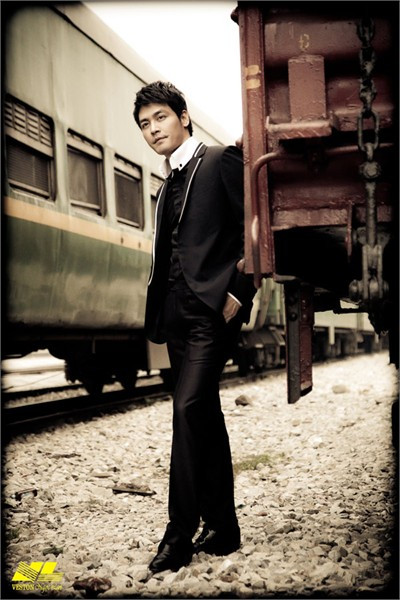 Còn với chiếc cổ áo vest cách điệu, điểm xuyết những gam màu trắng nổi bật, MC Phan Anh chính là hình ảnh của một mỹ nam hiện đại, phong cách. Ảnh: Internet. Còn với chiếc cổ áo vest cách điệu, điểm xuyết những gam màu trắng nổi bật, MC Phan Anh chính là hình ảnh của một mỹ nam hiện đại, phong cách. Ảnh: Internet.