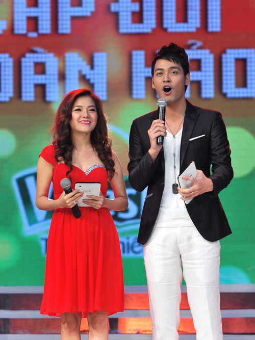 Trong lần dẫn chương trình mới nhất ở Cặp đôi hoàn hảo, người ta bắt đầu nhận thấy sự thay đổi của một MC Phan Anh với phong cách trẻ trung khi kết hợp áo vest và áo phông và các phụ kiện khác như vòng đeo cổ… Ảnh:Internet. Trong lần dẫn chương trình mới nhất ở Cặp đôi hoàn hảo, người ta bắt đầu nhận thấy sự thay đổi của một MC Phan Anh với phong cách trẻ trung khi kết hợp áo vest và áo phông và các phụ kiện khác như vòng đeo cổ… Ảnh:Internet.