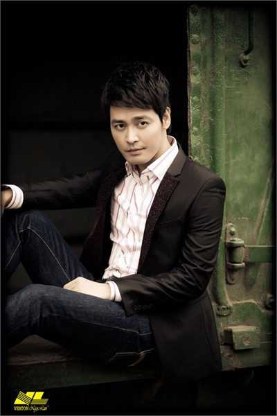 Áo vest kết hợp với quần jean cũng là một cách mix đồ thường thấy ở MC Phan Anh. Sự năng động của chiếc quần jean, kết hợp với sự lịch lãm của chiếc vest tạo nên một sức hút kì lạ. Ảnh: Internet. Áo vest kết hợp với quần jean cũng là một cách mix đồ thường thấy ở MC Phan Anh. Sự năng động của chiếc quần jean, kết hợp với sự lịch lãm của chiếc vest tạo nên một sức hút kì lạ. Ảnh: Internet.