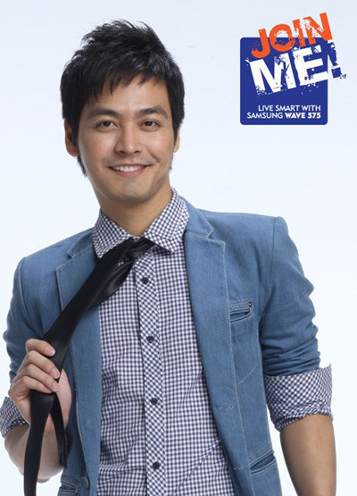 Cá tính và độc đáo khi chàng “hoàng tử” truyền hình kết hợp áo vest bò với áo sơ mi kẻ ca rô nhỏ. Ảnh: Internet. Cá tính và độc đáo khi chàng “hoàng tử” truyền hình kết hợp áo vest bò với áo sơ mi kẻ ca rô nhỏ. Ảnh: Internet.