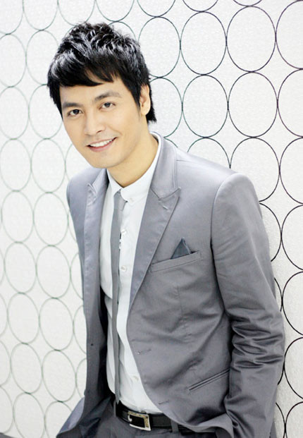 Chiếc cà vạt được phối hợp ăn ý ton sur ton với áo vest tạo nên dáng vẻ đứng đắn và sang trọng. Chiếc cà vạt được phối hợp ăn ý ton sur ton với áo vest tạo nên dáng vẻ đứng đắn và sang trọng.