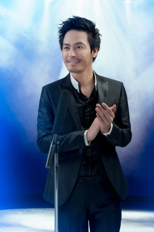 Với chiếc vest đen và kiểu tóc cực “kul” này thật không ngoa khi anh được mệnh danh là “quý ông lịch lãm”. Chiếc vest màu đen thường được anh lựa chọn và kết hợp một cách khéo léo. Ảnh: Internet. Với chiếc vest đen và kiểu tóc cực “kul” này thật không ngoa khi anh được mệnh danh là “quý ông lịch lãm”. Chiếc vest màu đen thường được anh lựa chọn và kết hợp một cách khéo léo. Ảnh: Internet.