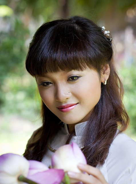 Miss Đại học Thương Mại 2010, Lê Ngọc Thúy hiện đang là sinh viên năm cuối khoa Makerting. Ngoài việc học, Thúy còn là “giảng viên” dạy lớp kĩ năng sống tại trung tâm Tâm Việt. Những phút rảnh rỗi, sở thích của Thúy là chụp hình, đặc biệt là chụp hình với chiếc áo dài truyền thống.