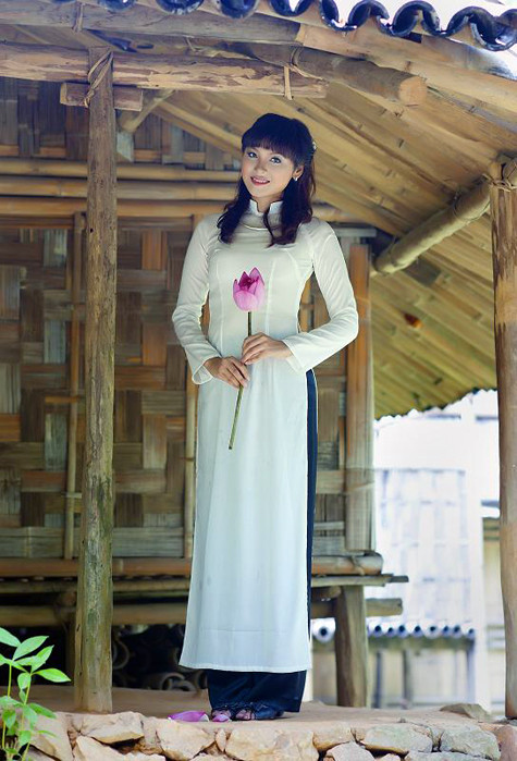 Mái tóc dài ngang vai để tự nhiên đơn giản và nữ tính.