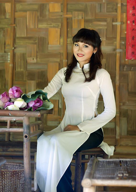 Chiếc kiềng trắng kết hợp với chiếc áo dài xẻ cao làm toát lên vẻ đẹp hiện đại và sang trọng.