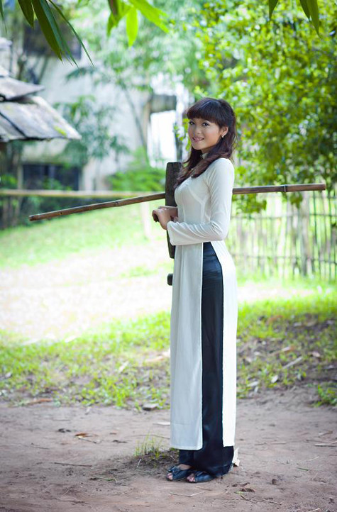 Với chiều cao 1m69, Ngọc Thúy rất hợp với kiểu áo dài trắng quần lụa đen này.