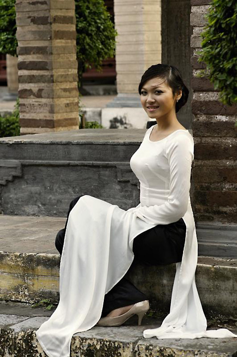 Chiếc áo dài truyền thống với một chút cách tân ở chiếc cổ tròn tạo nên dáng vẻ vừa cổ điển, vừa hiện đại.