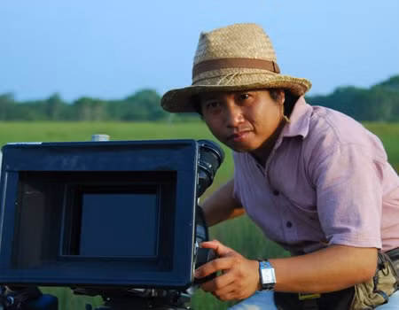 Được biết, Đặng Minh Tùng là một nhiếp ảnh gia khá tên tuổi, là người chụp ảnh cho bộ phim Cánh đồng bất tận.