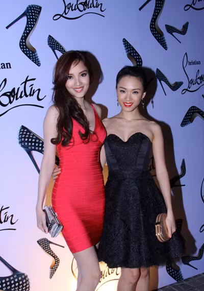 Người đẹp Huỳnh Bích Phương quyến rũ trong chiếc đầm ôm bó sát cùng hoa hậu người Việt tại Nga - Miss Phương Nga.