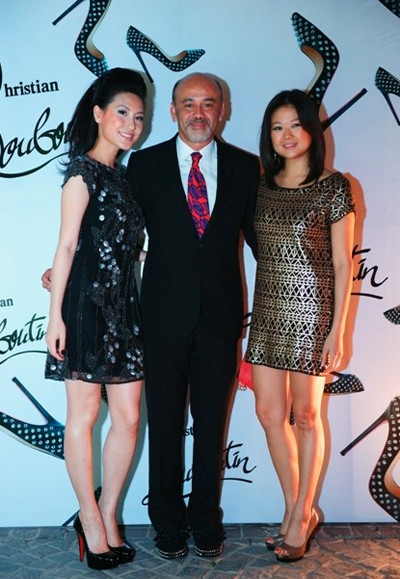 Diễn viên - MC Kathy Uyên cùng chụp hình với nhà thiết kế Christian Louboutin và bạn. Diễn viên - MC Kathy Uyên cùng chụp hình với nhà thiết kế Christian Louboutin và bạn.