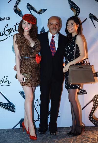 Trang Nhung có mặt từ rất sớm với đôi giày đỏ quyến rũ.