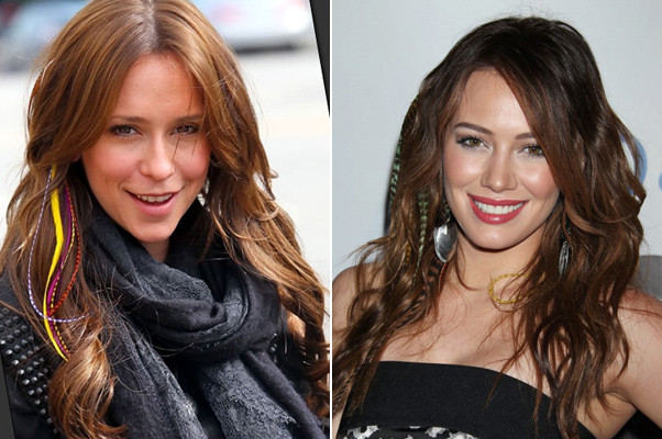 4. Nối tóc lông vũ Kiểu phụ kiện theo phong cách boho này từng một thời gian làm mưa làm gió tại Hollywooe vì sự phá cách. Tất nhiên, sau một thời gian thì "mưa, gió" cũng ngớt bởi tóc nối lông vũ khá kén trang phục, nó chỉ hợp với phong cách boho, hơi chút hoang dại nên khó lòng mà tấn công sâu vào thời trang thảm đỏ. Jennifer Love Hewitt và Hilary Duff cá tính với mái tóc pha "vật thể lạ" là những sợi lông vũ màu sắc.