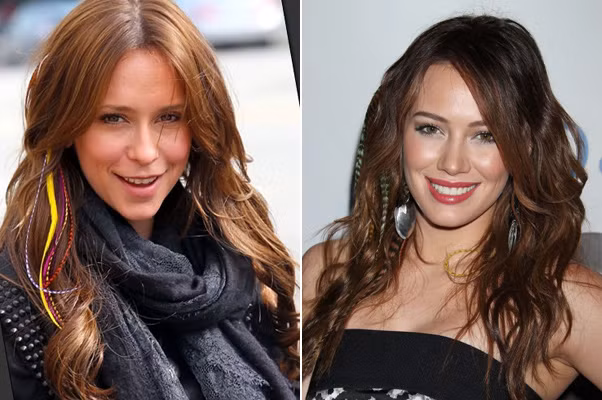 4. Nối tóc lông vũ Kiểu phụ kiện theo phong cách boho này từng một thời gian làm mưa làm gió tại Hollywooe vì sự phá cách. Tất nhiên, sau một thời gian thì "mưa, gió" cũng ngớt bởi tóc nối lông vũ khá kén trang phục, nó chỉ hợp với phong cách boho, hơi chút hoang dại nên khó lòng mà tấn công sâu vào thời trang thảm đỏ. Jennifer Love Hewitt và Hilary Duff cá tính với mái tóc pha "vật thể lạ" là những sợi lông vũ màu sắc.