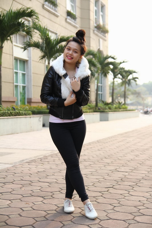 Bạn thấy không? Nếu kết hợp với chiếc quần trengging màu đen và cả đôi giày vải màu trắng, trông bạn nổi bật không kém. Bạn thấy không? Nếu kết hợp với chiếc quần trengging màu đen và cả đôi giày vải màu trắng, trông bạn nổi bật không kém.