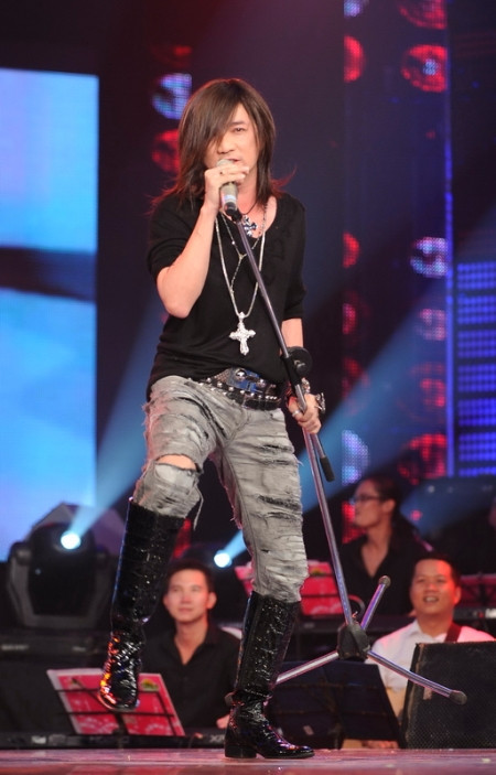 Trái ngược hoàn toàn với bài hát trước, Đàm Vĩnh Hưng và Kim Thư “xuất quỷ nhập thần” thể hiện sự đa dạng, khả năng biến hóa của mình với phong cách Rock mạnh mẽ, bụi bặm. Với trang phục và kiểu tóc này, nhiều người nhìn Mr Đàm và phải thốt lên trông anh như một tài tử Hàn Quốc. Trái ngược hoàn toàn với bài hát trước, Đàm Vĩnh Hưng và Kim Thư “xuất quỷ nhập thần” thể hiện sự đa dạng, khả năng biến hóa của mình với phong cách Rock mạnh mẽ, bụi bặm. Với trang phục và kiểu tóc này, nhiều người nhìn Mr Đàm và phải thốt lên trông anh như một tài tử Hàn Quốc.