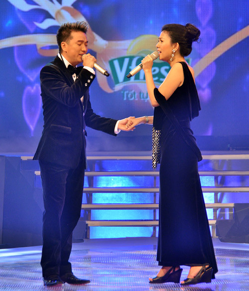 Trong đêm thi đầu tiên của Cặp đôi hoàn hảo, Đàm Vĩnh Hưng và Kim Thư đã gây ấn tượng với hai bộ cánh ton sur ton màu đen sang trọng, cổ điển. Việc chọn chiếc veston màu đen, kết hợp với chiếc áo sơ mi trắng và cài nơ bướm, Đàm Vĩnh Hưng trông như một quý ông lịch lãm đứng bên cạnh quý cô Kim Thư xinh đẹp. Trong đêm thi đầu tiên của Cặp đôi hoàn hảo, Đàm Vĩnh Hưng và Kim Thư đã gây ấn tượng với hai bộ cánh ton sur ton màu đen sang trọng, cổ điển. Việc chọn chiếc veston màu đen, kết hợp với chiếc áo sơ mi trắng và cài nơ bướm, Đàm Vĩnh Hưng trông như một quý ông lịch lãm đứng bên cạnh quý cô Kim Thư xinh đẹp.