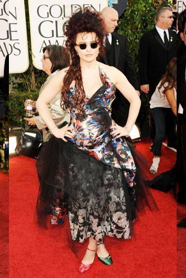 Helena Bonham-Carter như vừa bước ra từ giường ngủ với kiểu đầu rối bù và bộ váy 'luộm thuộm' của Vivienne Westwood cùng đôi giày 'cọc cạch'. Helena Bonham-Carter như vừa bước ra từ giường ngủ với kiểu đầu rối bù và bộ váy 'luộm thuộm' của Vivienne Westwood cùng đôi giày 'cọc cạch'.