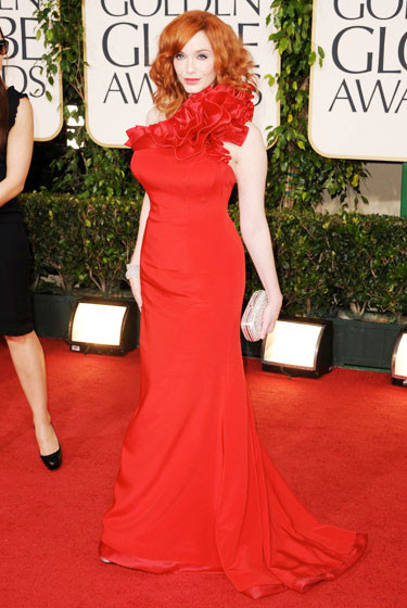 Chiếc váy màu đỏ của thương hiệu Romona Keveza giúp Christina Hendricks nổi bật giữa đám đông, tôn lên làn da trắng của mình nhưng lại quá rườm rà ở phần cổ, che mất vòng một nở nang. Chiếc váy màu đỏ của thương hiệu Romona Keveza giúp Christina Hendricks nổi bật giữa đám đông, tôn lên làn da trắng của mình nhưng lại quá rườm rà ở phần cổ, che mất vòng một nở nang.