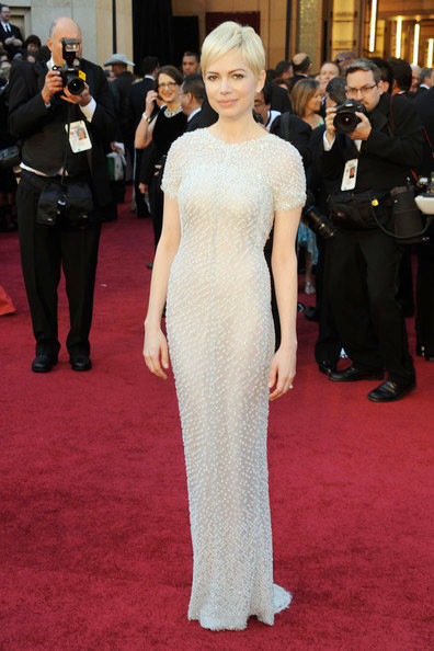 Tương tự, trong lễ trao giải Oscar, một số mỹ nhân xinh đẹp như Michelle Williams, Anne Hathaway... cũng không thể thoát khỏi sự "săm soi" của các nhà thiết kế và "bất đắc dĩ" phải vào danh sách sao diện váy dự tiệc xấu. Dù đã chọn bộ váy dạ hội của Chanel nhưng Michelle Williams không thể làm mình nổi bật giữa đám đông và thiếu đi vẻ sang trọng. Màu sắc và kiểu dáng 'kín cổng cao tường' của chiếc váy quá nhạt nhòa. Tương tự, trong lễ trao giải Oscar, một số mỹ nhân xinh đẹp như Michelle Williams, Anne Hathaway... cũng không thể thoát khỏi sự "săm soi" của các nhà thiết kế và "bất đắc dĩ" phải vào danh sách sao diện váy dự tiệc xấu. Dù đã chọn bộ váy dạ hội của Chanel nhưng Michelle Williams không thể làm mình nổi bật giữa đám đông và thiếu đi vẻ sang trọng. Màu sắc và kiểu dáng 'kín cổng cao tường' của chiếc váy quá nhạt nhòa.