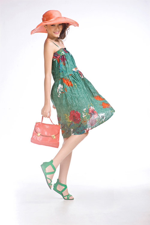 Một chiếc đầm nhẹ nhàng bay bổng với gam màu xanh dịu mát, một chiếc mũ rộng vành nổi bật với gam màu cam... chỉ đơn giản thế thôi mà trông nhẹ nhàng, thanh thoát. Sự tự do và thoải mái còn làm nên nét khỏe khoắn, đáng yêu nhờ đôi giày xăng đan cùng tông, đơn giản nhưng đầy cá tính của người mẫu Ngọc Thạch. Một chiếc đầm nhẹ nhàng bay bổng với gam màu xanh dịu mát, một chiếc mũ rộng vành nổi bật với gam màu cam... chỉ đơn giản thế thôi mà trông nhẹ nhàng, thanh thoát. Sự tự do và thoải mái còn làm nên nét khỏe khoắn, đáng yêu nhờ đôi giày xăng đan cùng tông, đơn giản nhưng đầy cá tính của người mẫu Ngọc Thạch.